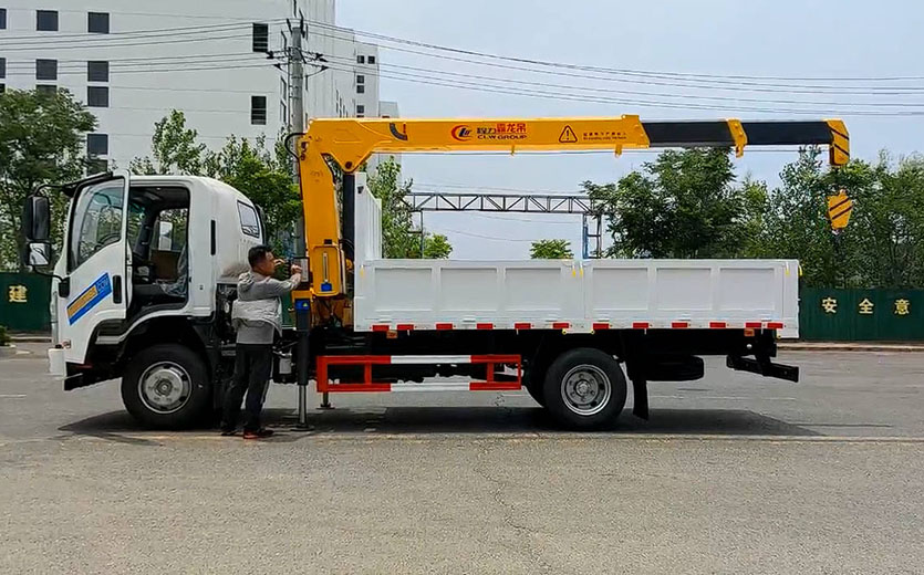 ISUZU 700P ELF 190hp Truck na May 3.2 toneladang Telescopic Crane